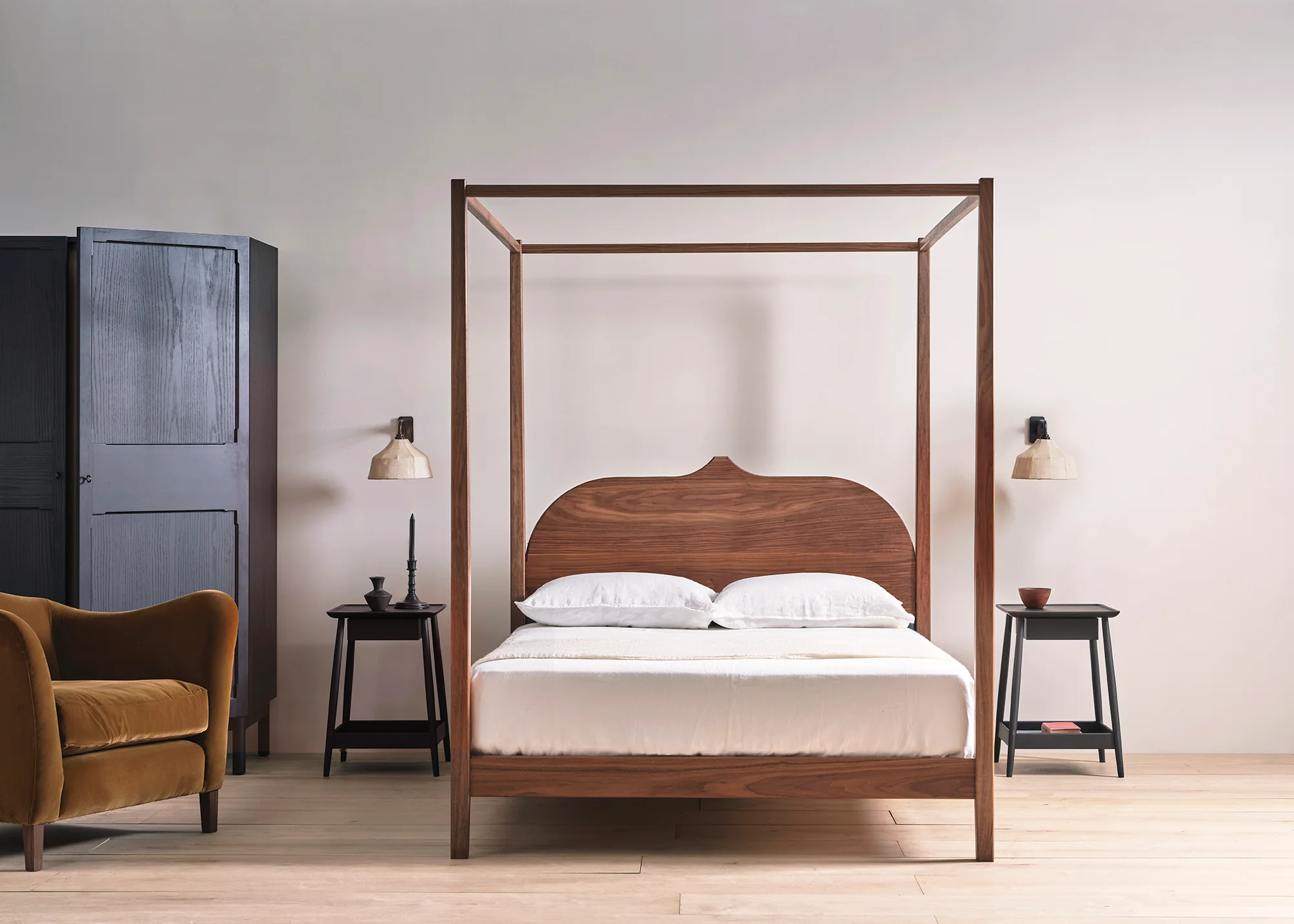 Christo four poster bed - Image 3