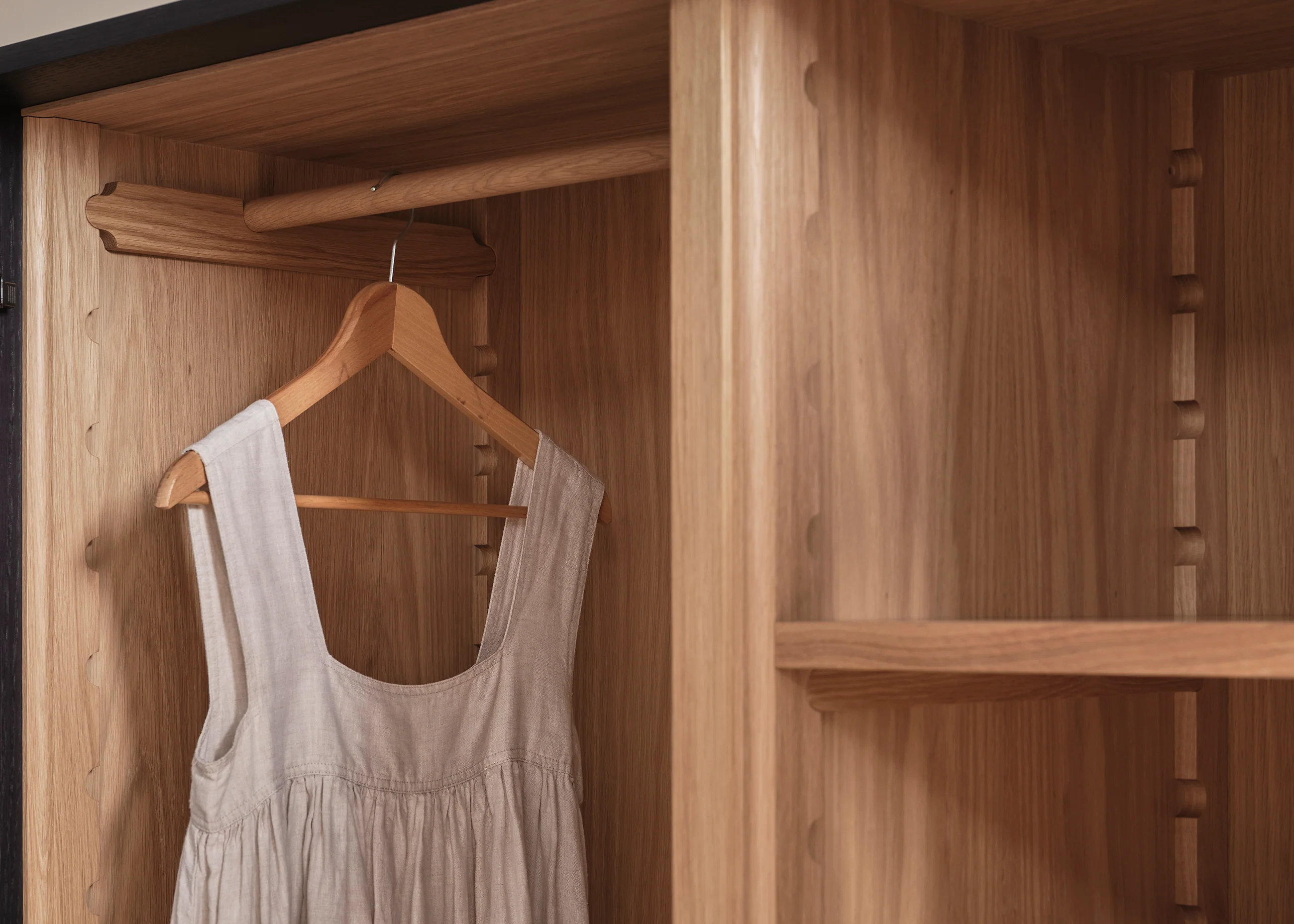 Fielding armoire - Image 4