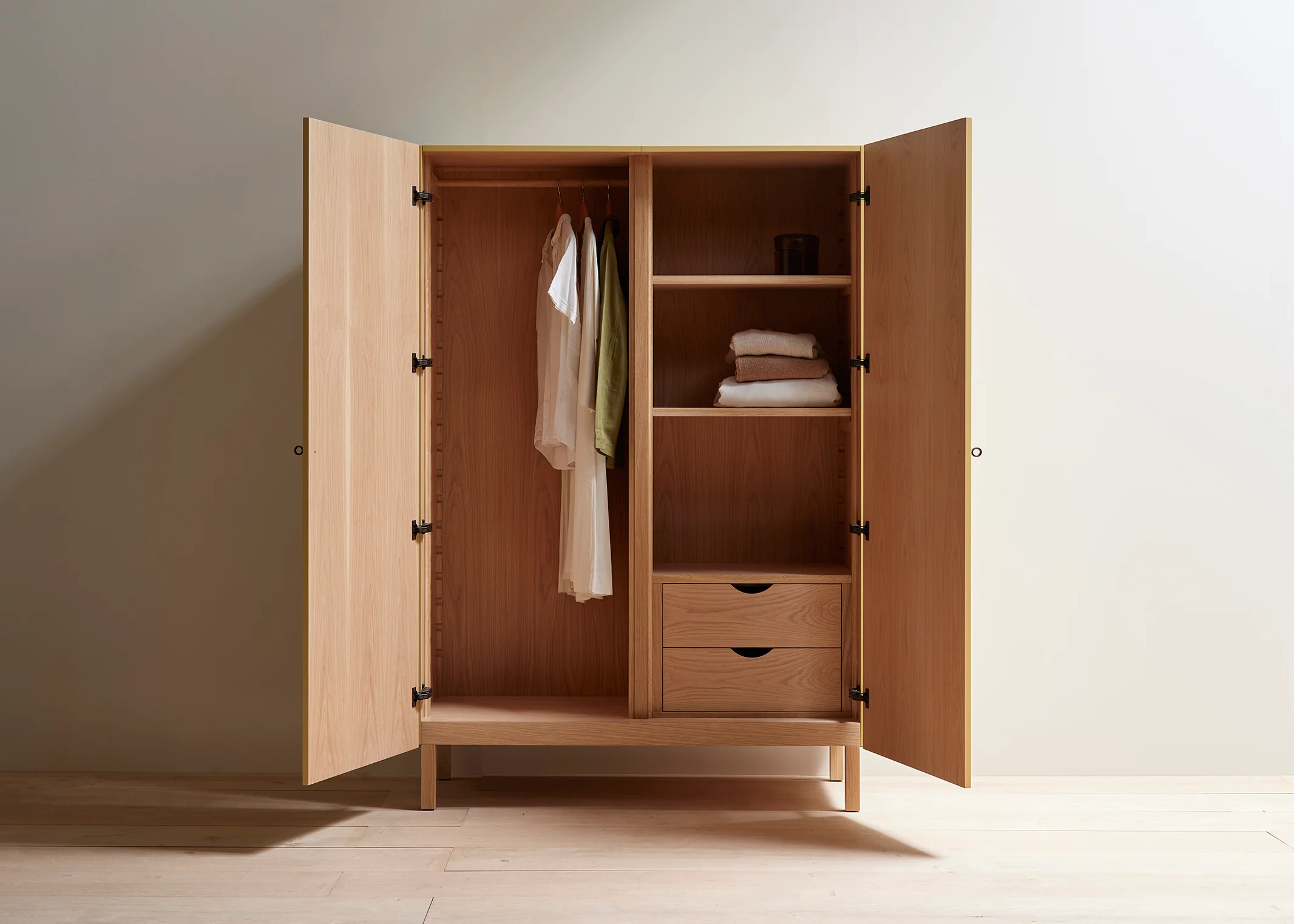 Frey armoire - Image 4