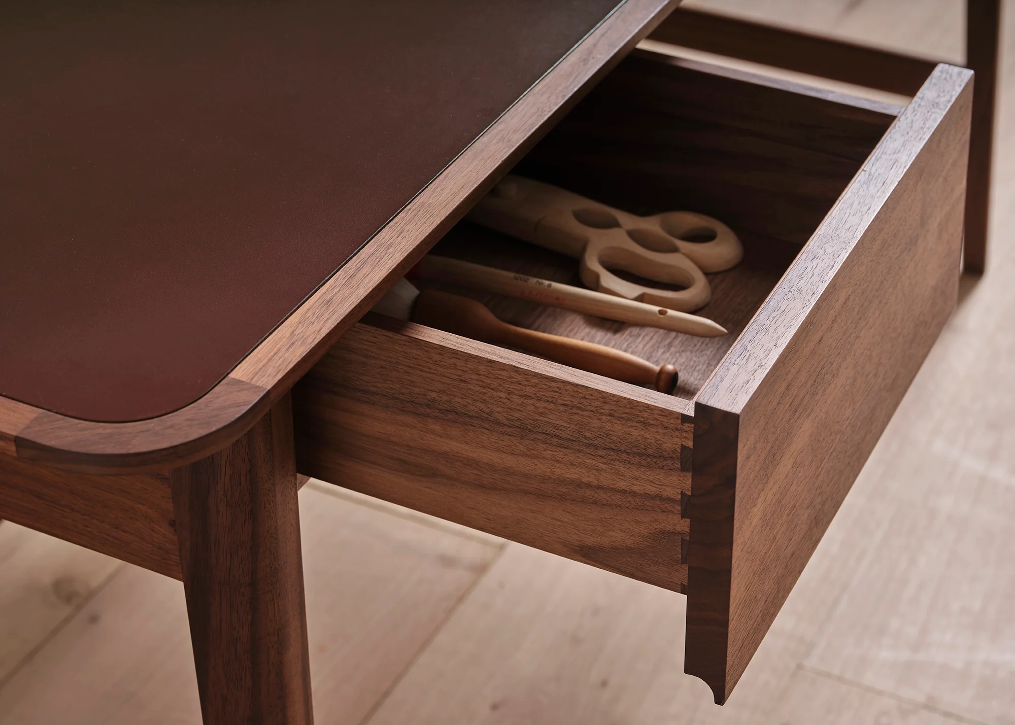 Menton inlaid leather desk - Image 3