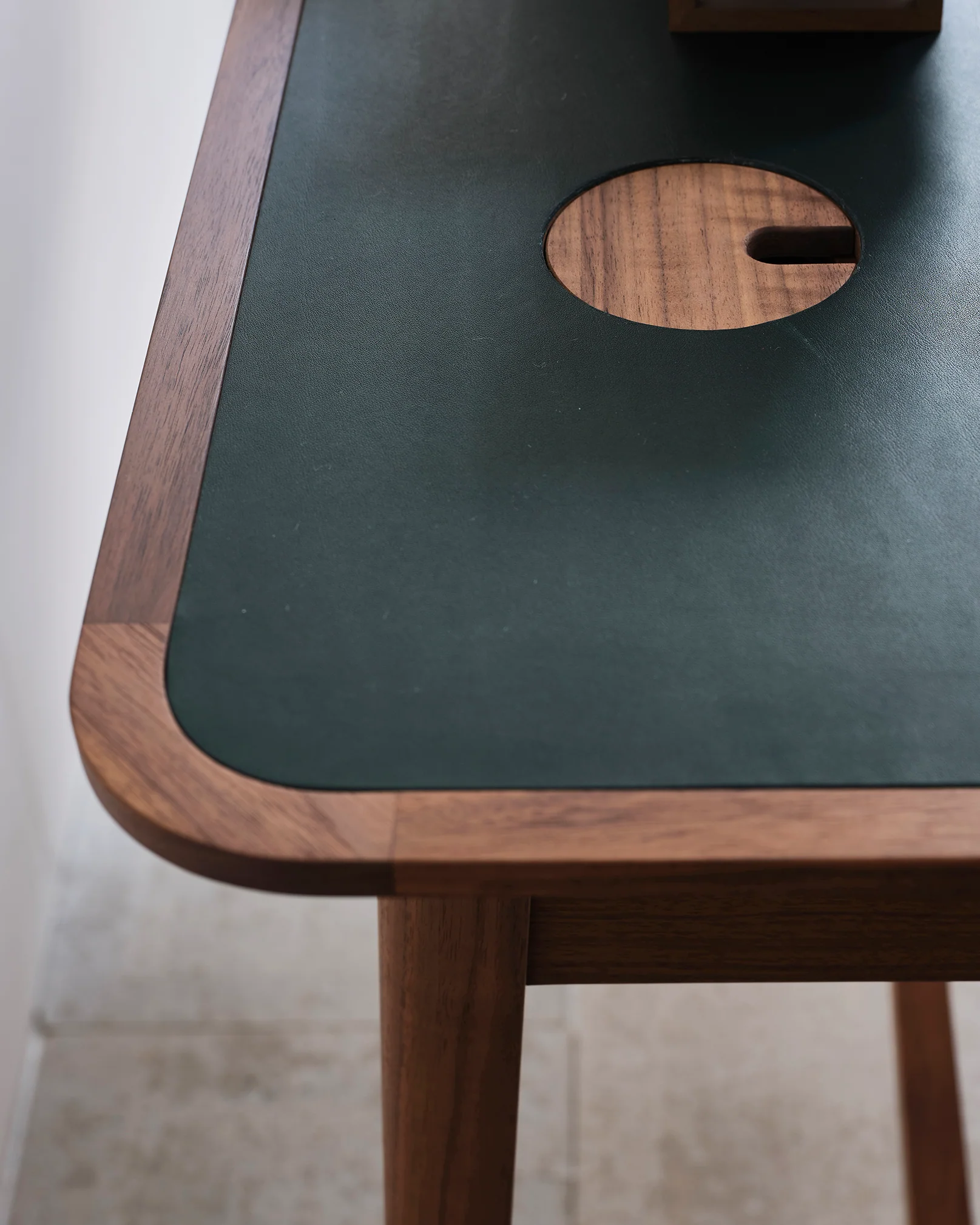 Menton inlaid leather desk - Image 4