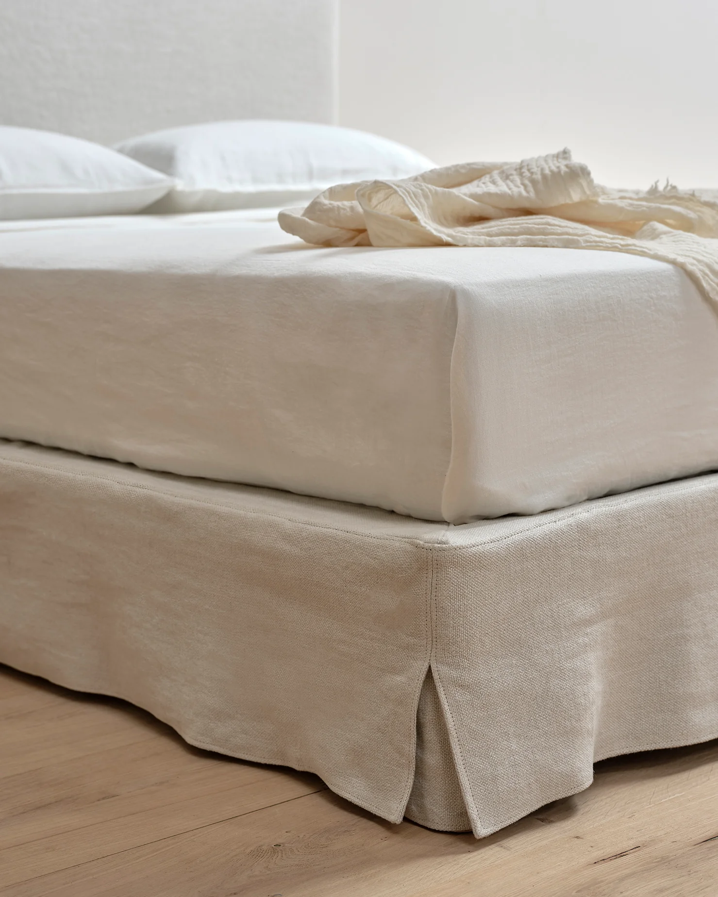 Moreau pleated bed - Image 4