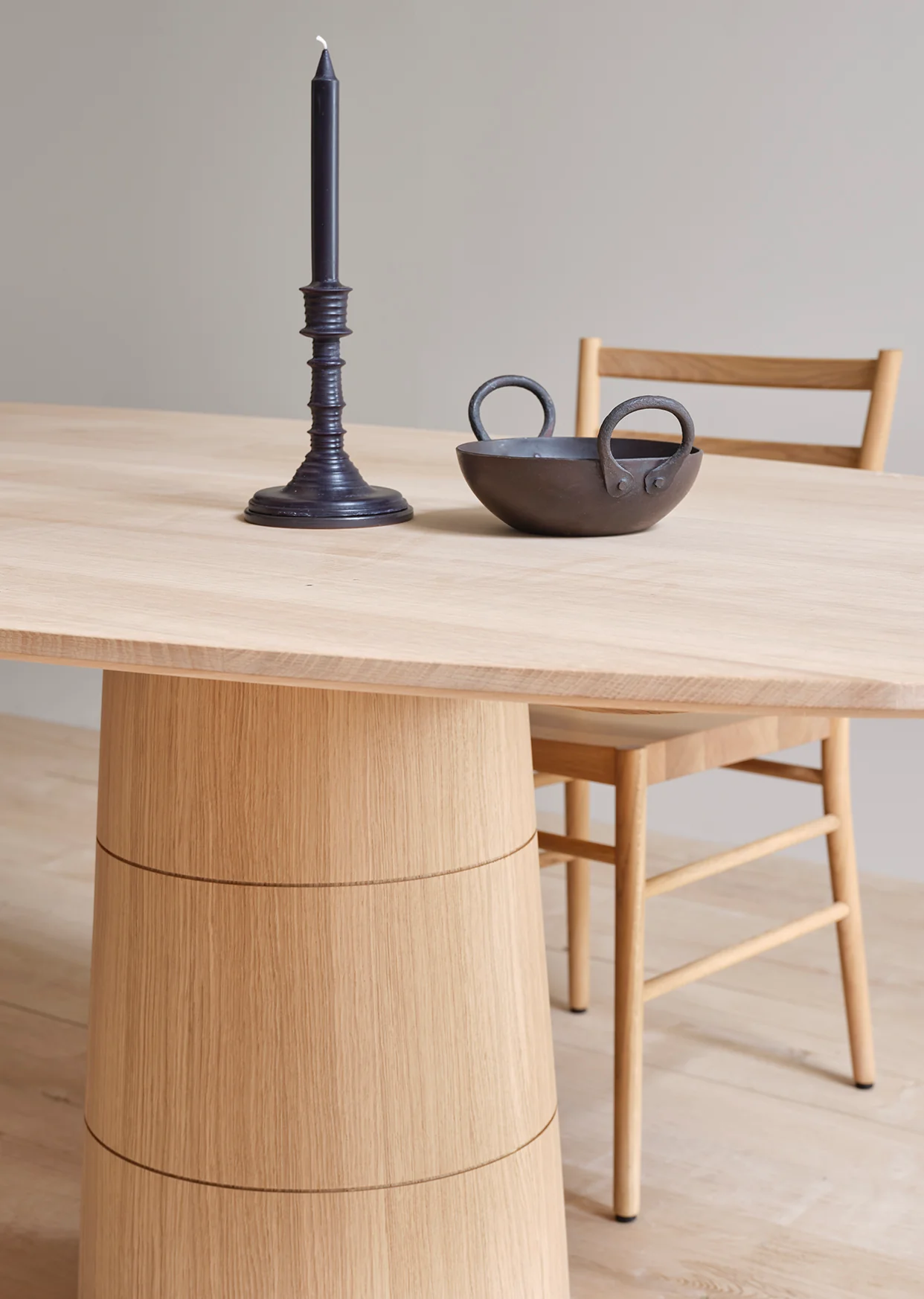 Rodan elliptical dining table - Image 3